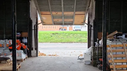 Velbeliggende garage/lager på den gamle Kaserne..